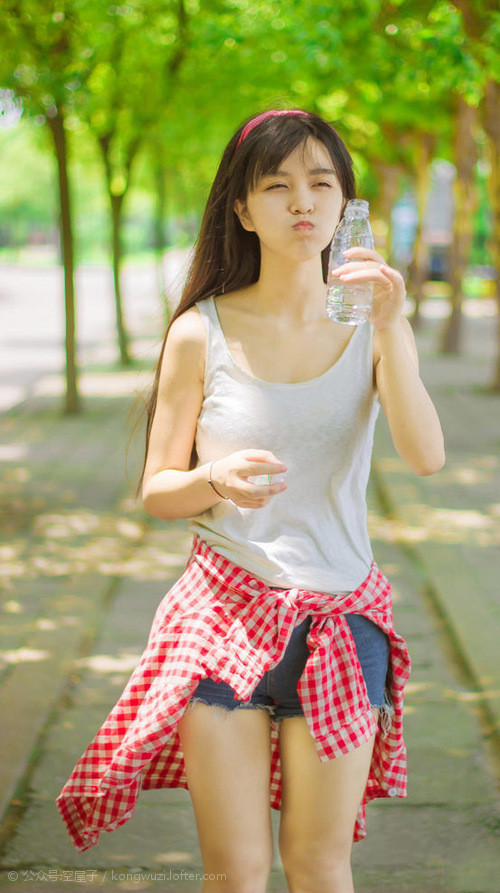 公牛前锋在高强度对抗中连续完成抢断，公牛前锋在高强度对抗中连续完成抢断