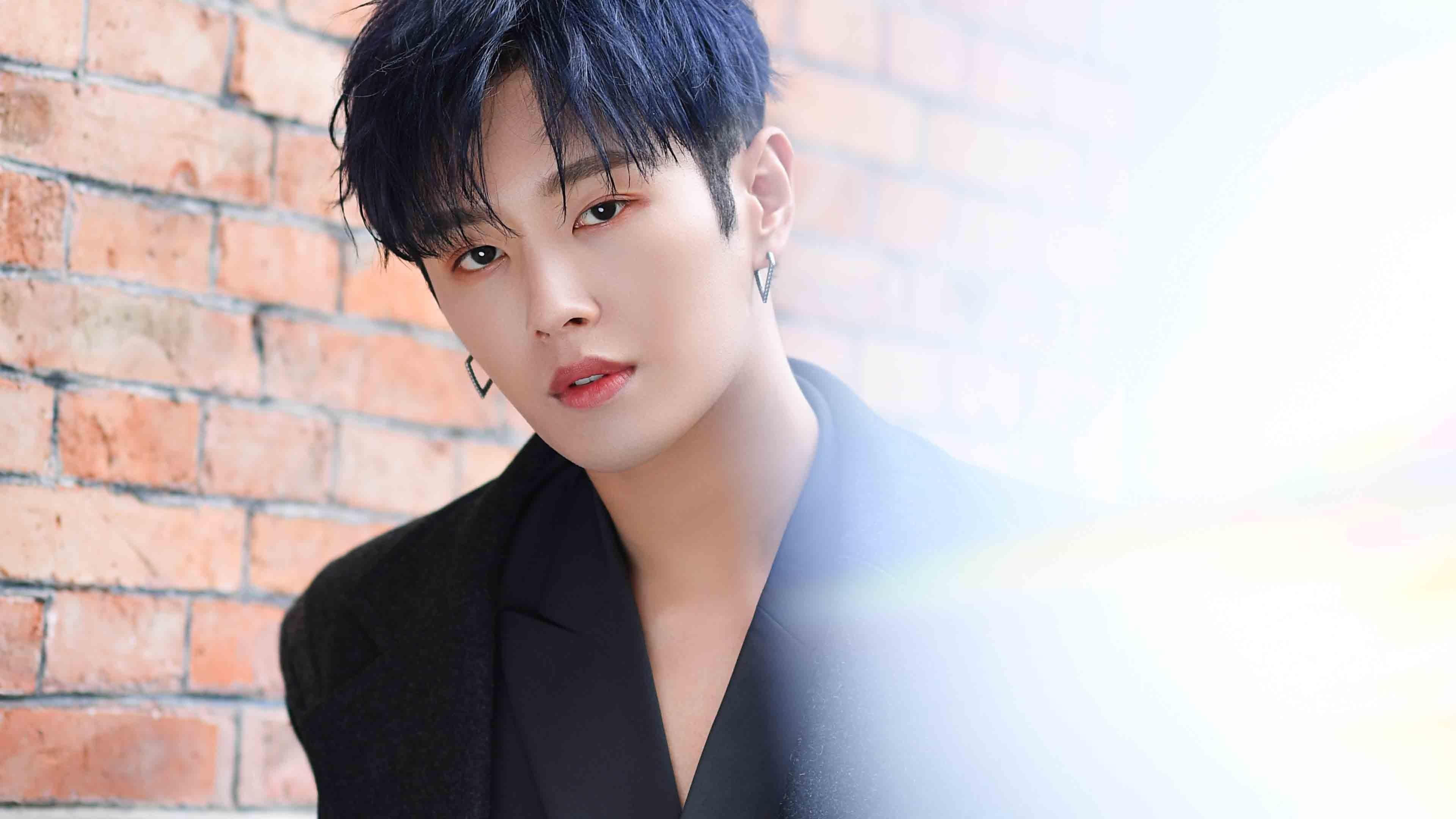 勇士前锋与球迷合影耐心十足获称赞，勇士的前锋